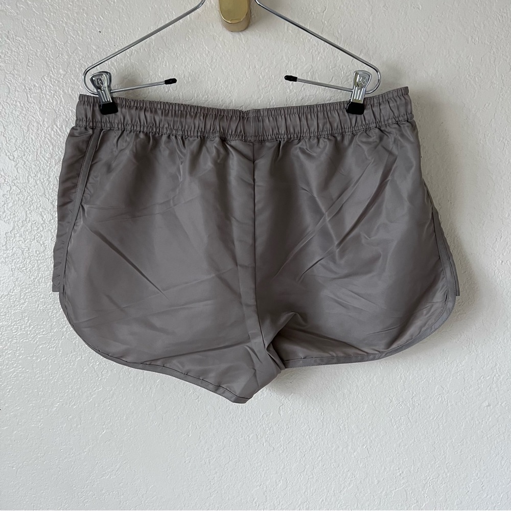 NWT Fear of God ESSENTIALS running shorts size XL - Picture 9 of 10